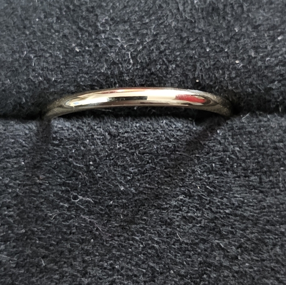 10k Yellow Gold Band Ring - Picture 2 of 8